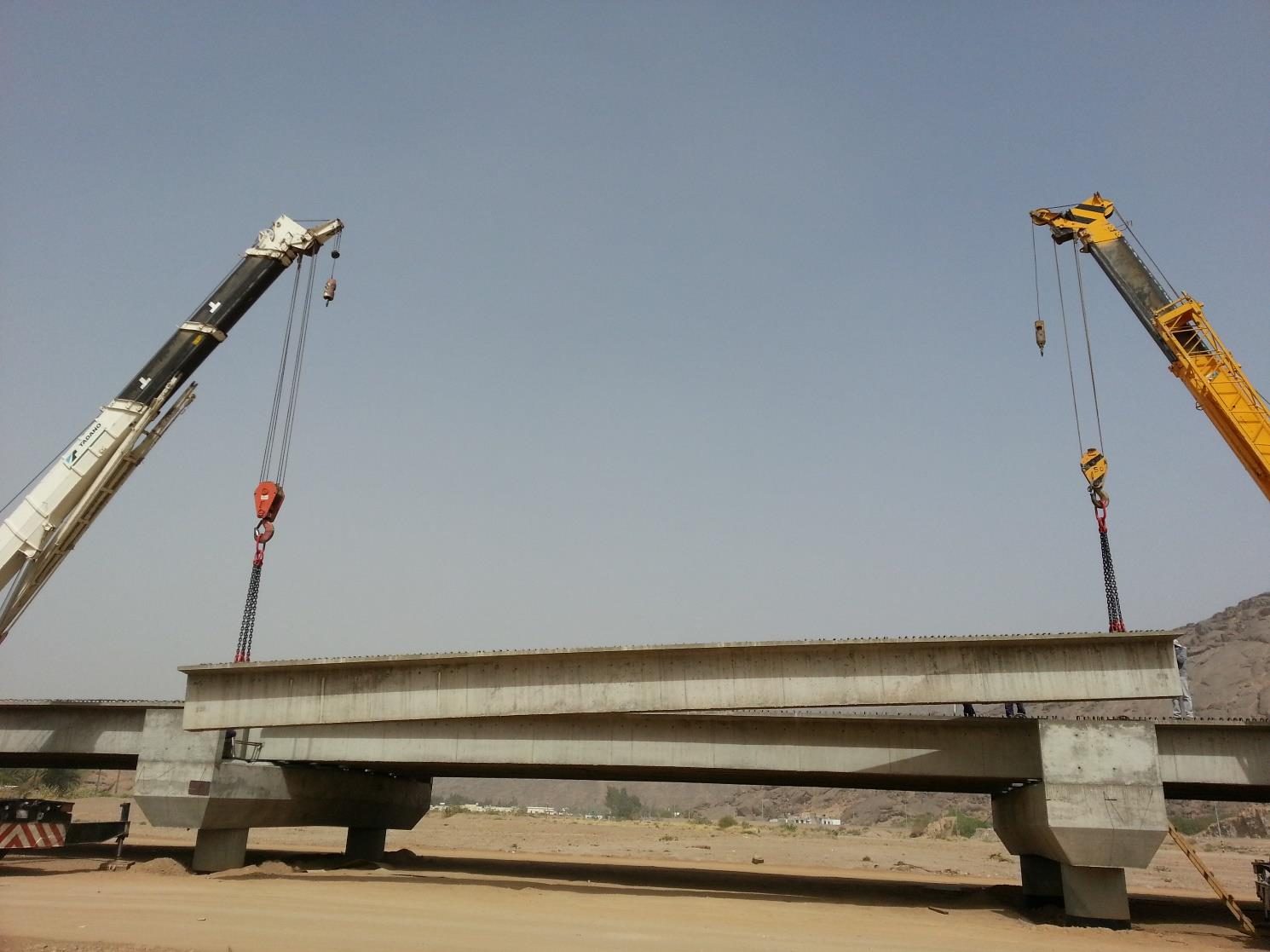 كمرة خرسانية لجسر أثناء التركيب