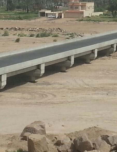 جسر منفذ يمتد فوق مجرى