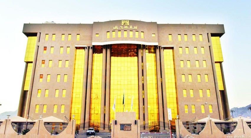 مبنى بتشطيب ذهبي ضمن الأعمال الكهربائية