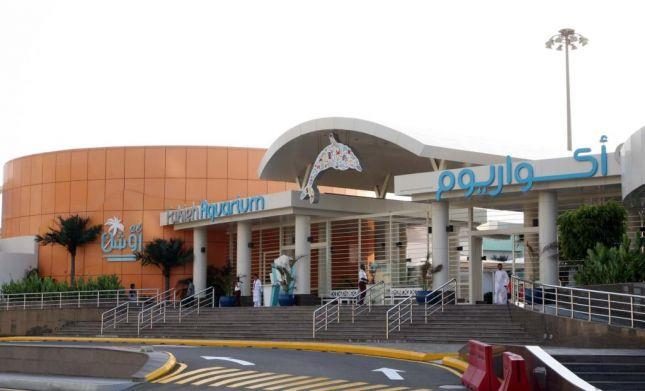 واجهة مبنى زجاجية ضمن الأعمال الكهربائية