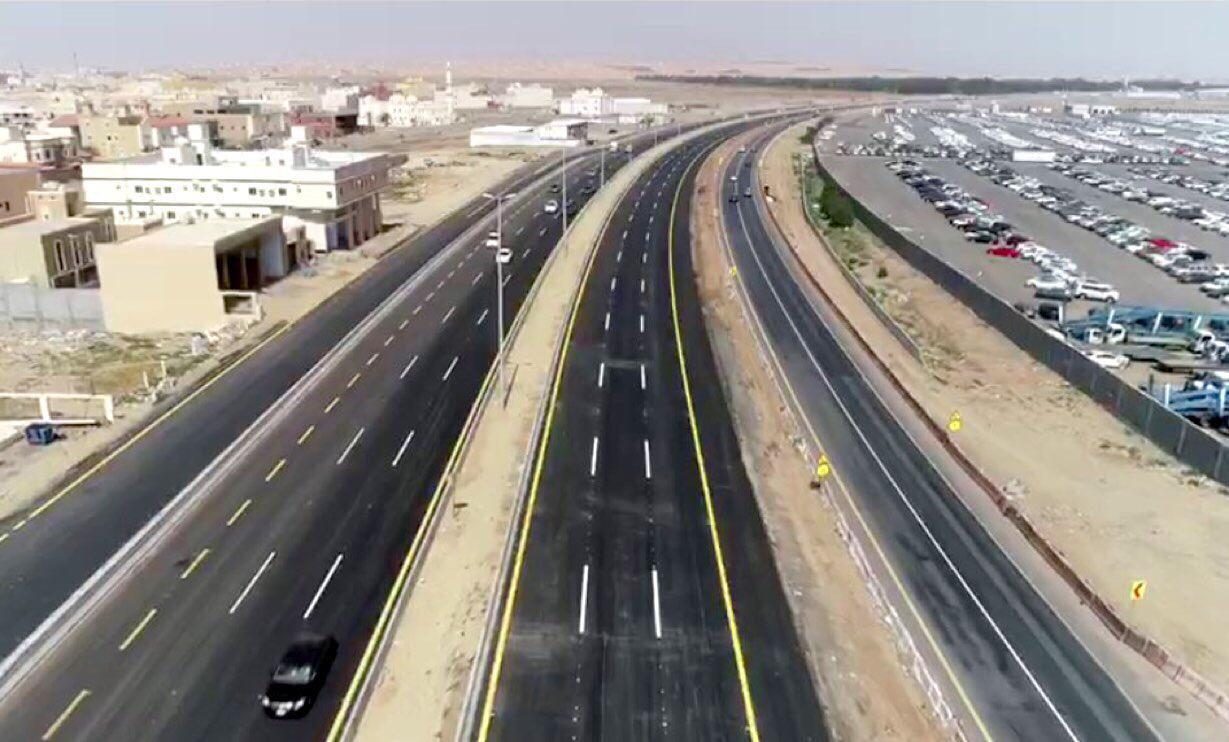 تنفيذ أعمال سفلتة في أحد الطرق