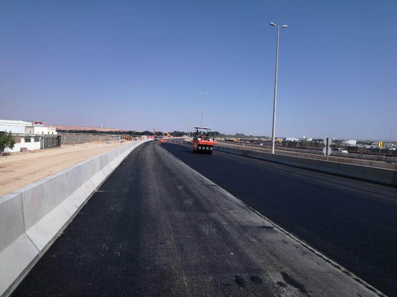 فرد طبقة الأسفلت بآلة السفلتة
